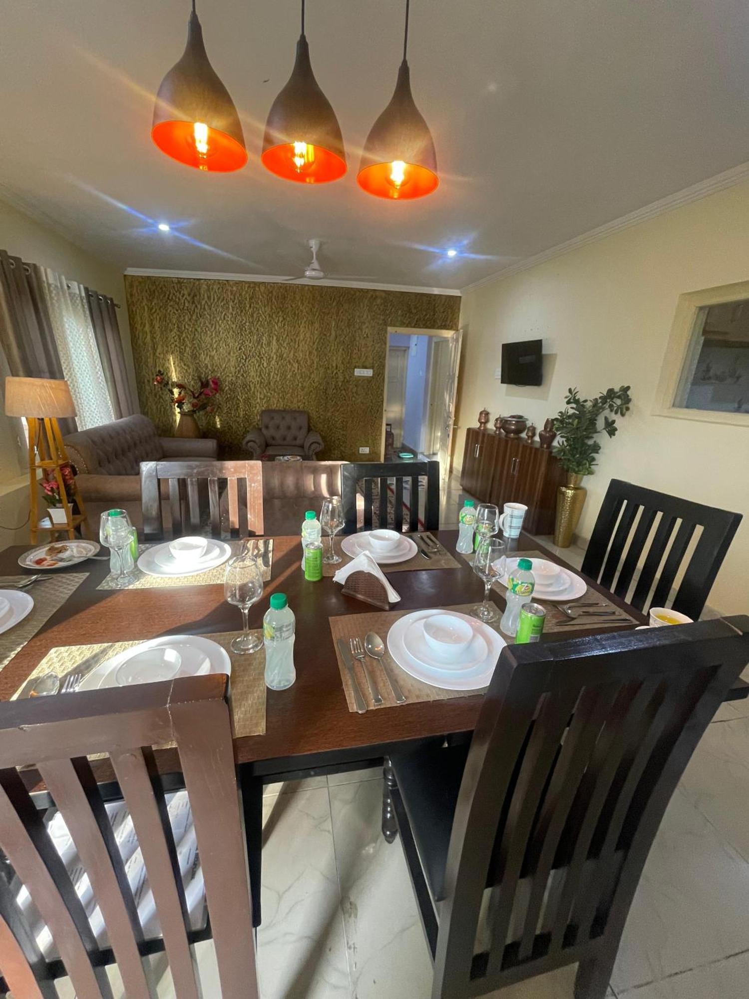 The Khayabaan - Luxurious Home Stay Away From Home Srīnagar Exterior foto