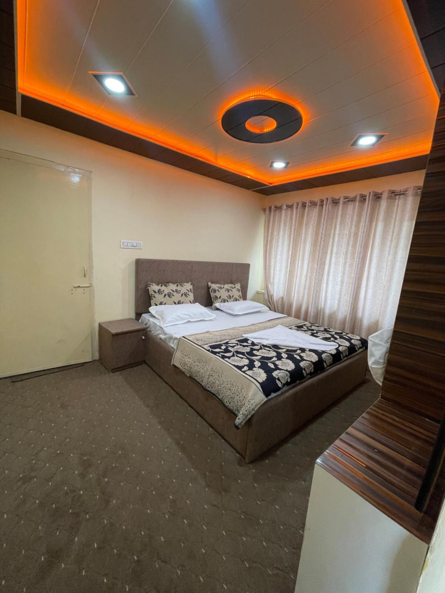 The Khayabaan - Luxurious Home Stay Away From Home Srīnagar Habitación foto